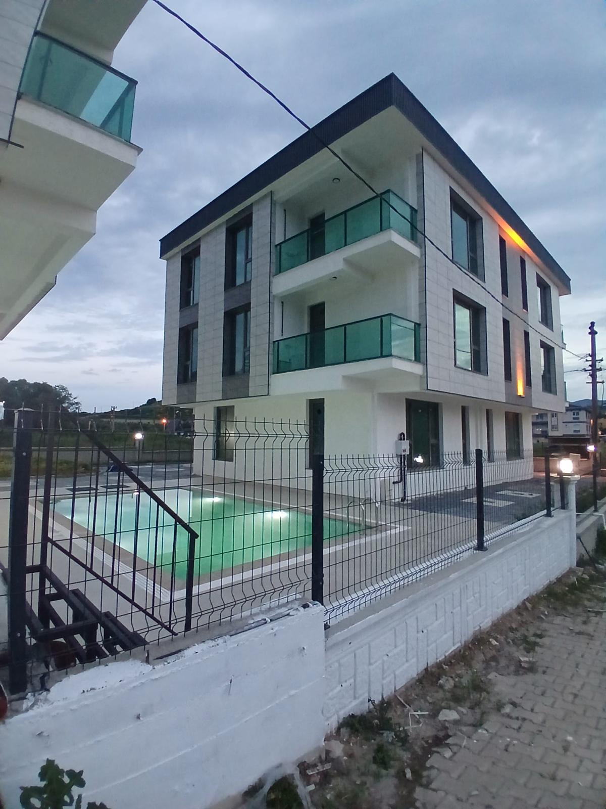 ATA EMLAK'TAN KORUDA HAVUZLU SİTE İÇERSİNDE SIFIR 2+1 DAİRE
